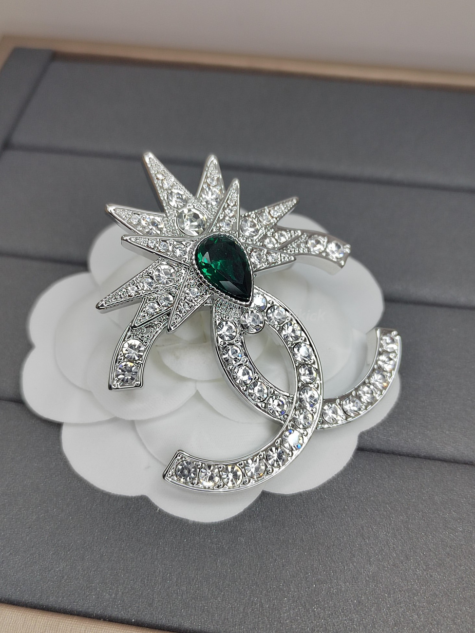 Chanel Clear Crystal And Emerald Crystal Brooch (2) - www.newkick.vip